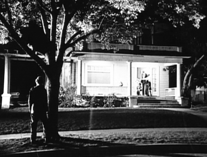 halloween-michael-myers-outside-of-the-house